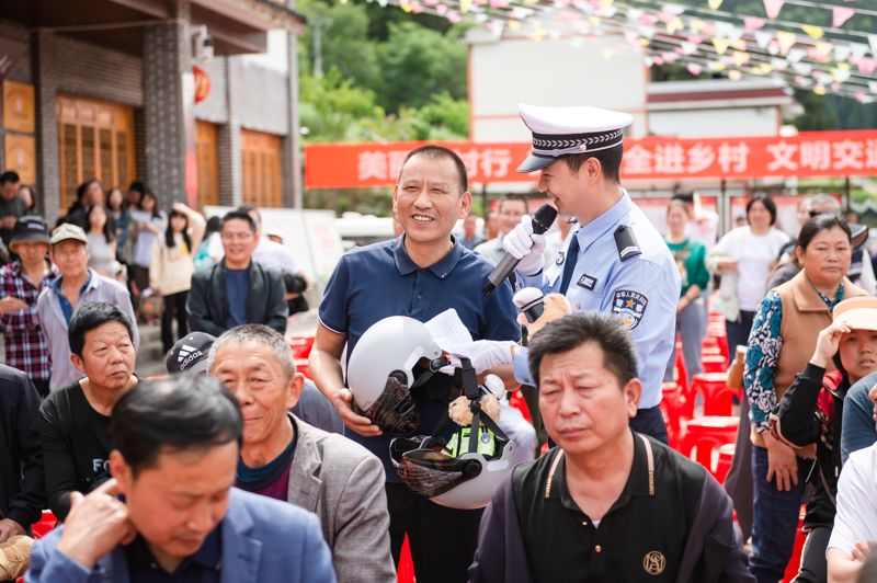 2024年四川省“美丽乡村行”暨“道交法进千村 法治助振兴”交通安全巡回普法宣传活动南充站启动