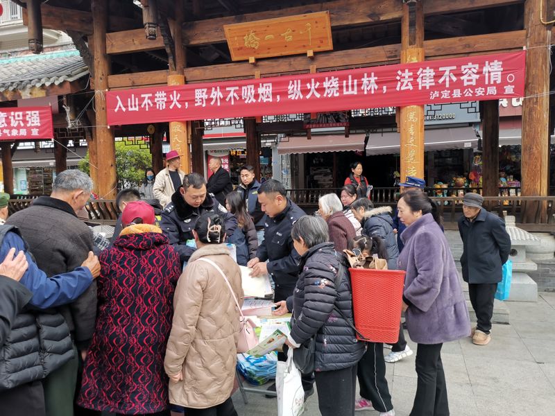 “警察蓝”守护“生态绿”四川公安广泛开展森林草原防灭火警示教育